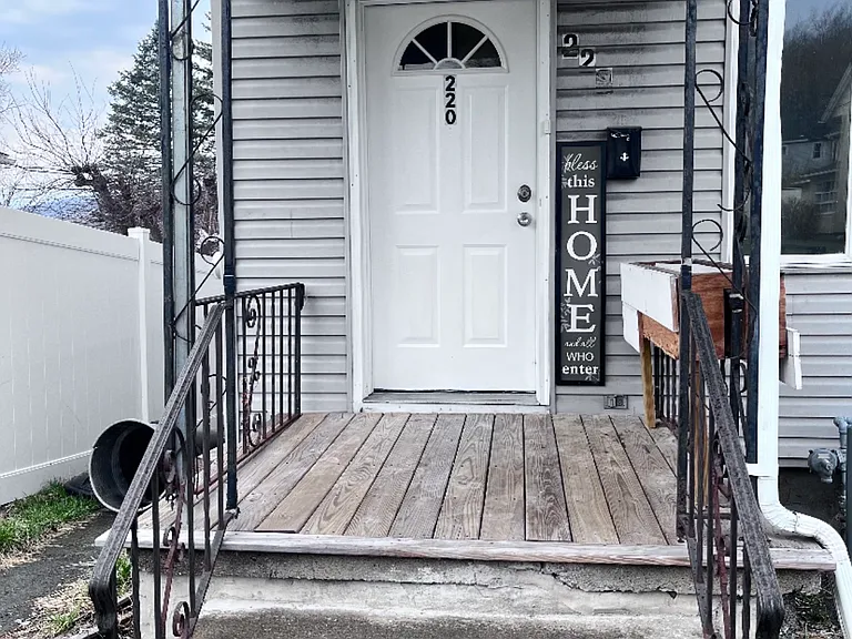 220 S Valley Ave — Photo 1