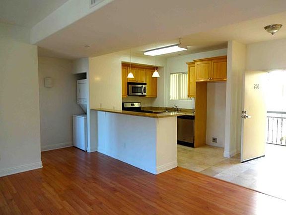 5th image of 12916 Moorpark St APT 206
