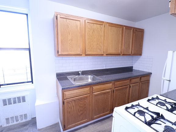 5th image of 210-10 Grand Central Pkwy #3B