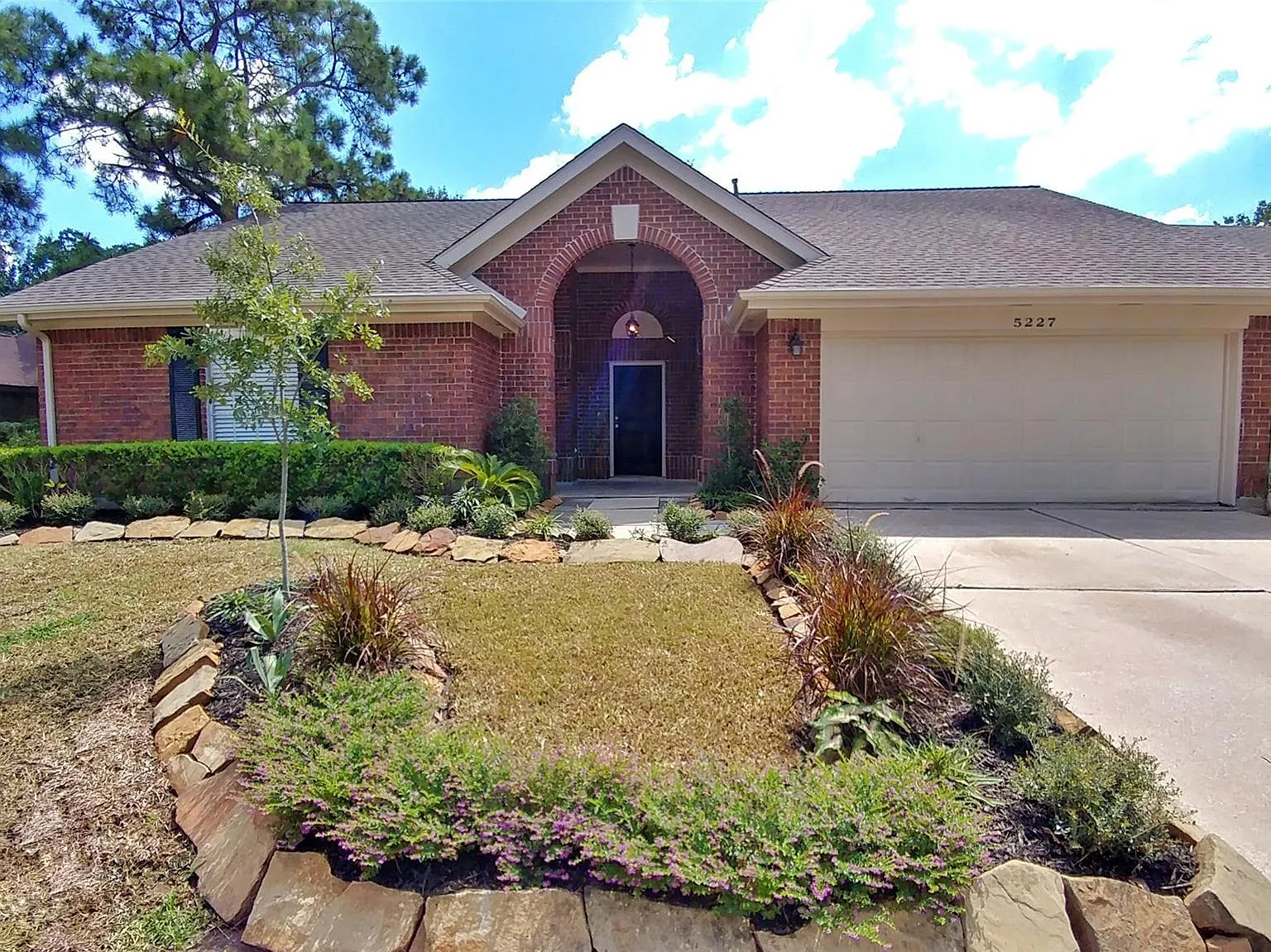 3 bed, 2.0 bath, 1765 sqft, $2,100 — Photo 2