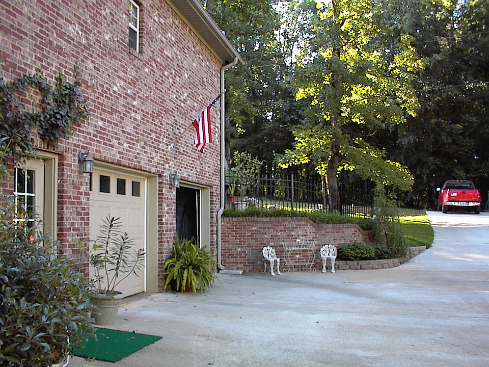 1st image of 560 Riverview Dr
