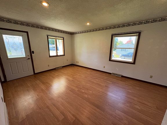 5th image of 402 2nd Ave NE