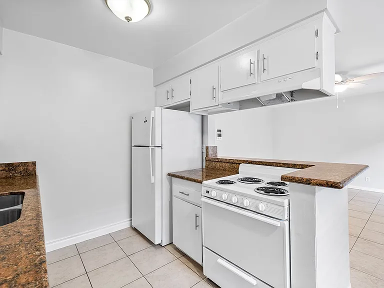 912 Gladys Avenue — Photo 12