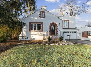 122 E Hawthorne Ct, Lake Bluff, IL 60044