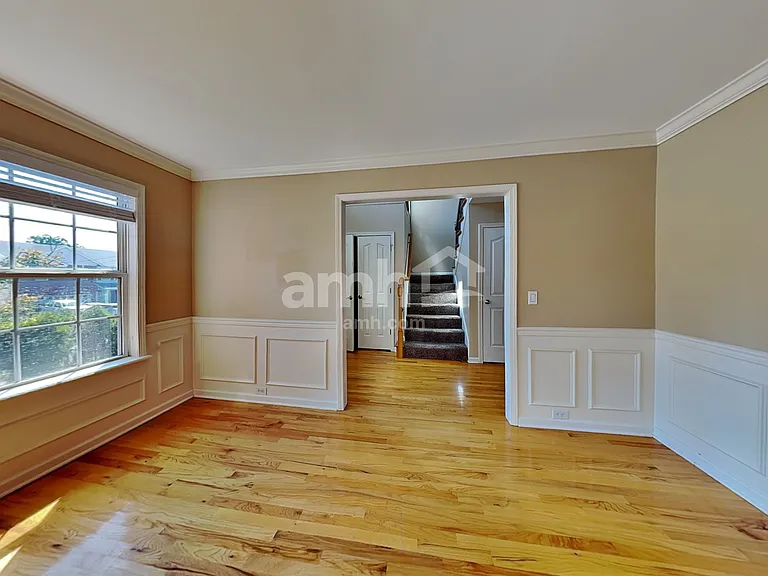 1068 Blairfield Dr — Photo 5