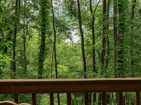 5th image of 13 Lakeview Ct #4B