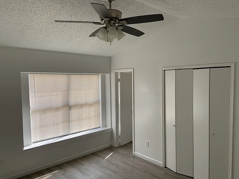 2410 Grasslands Dr — Photo 17