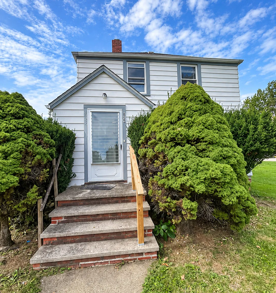 3 bed, 1100 sqft, $1,590 — Photo 1