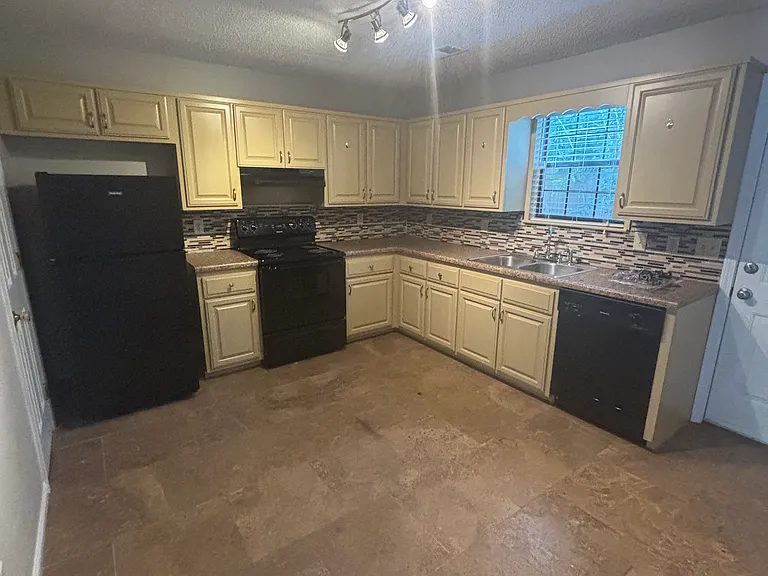 2140 Cheshire Dr — Photo 4