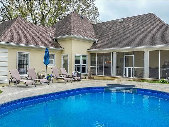 3rd image of 413 Preston Dr