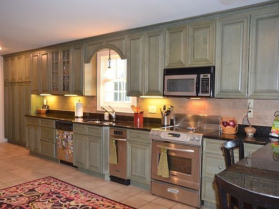 Wall to wall cabinetry : Granite counters and stainless steel appliances