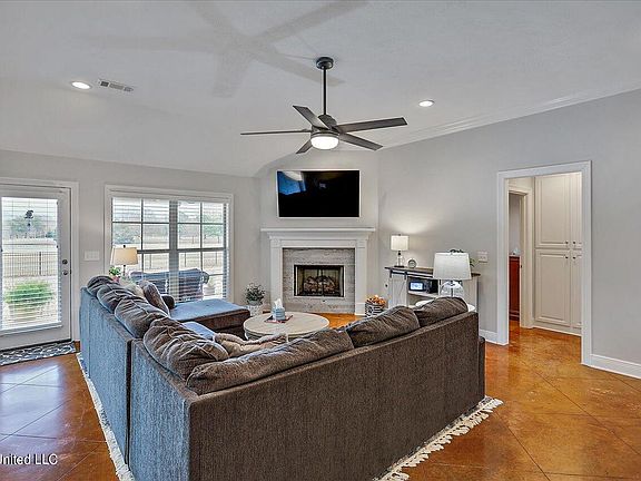 5th image of 513 Westfield Dr