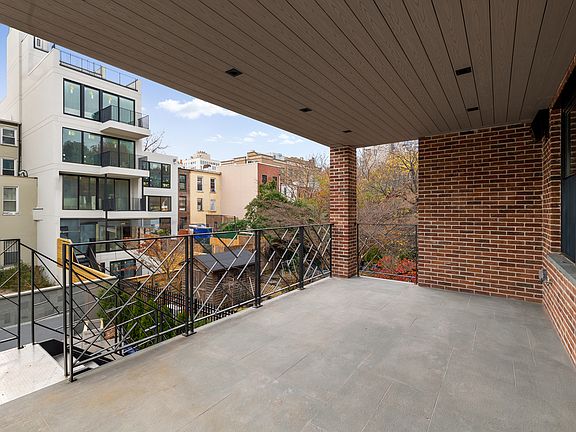 4th image of 668 Warren St #1