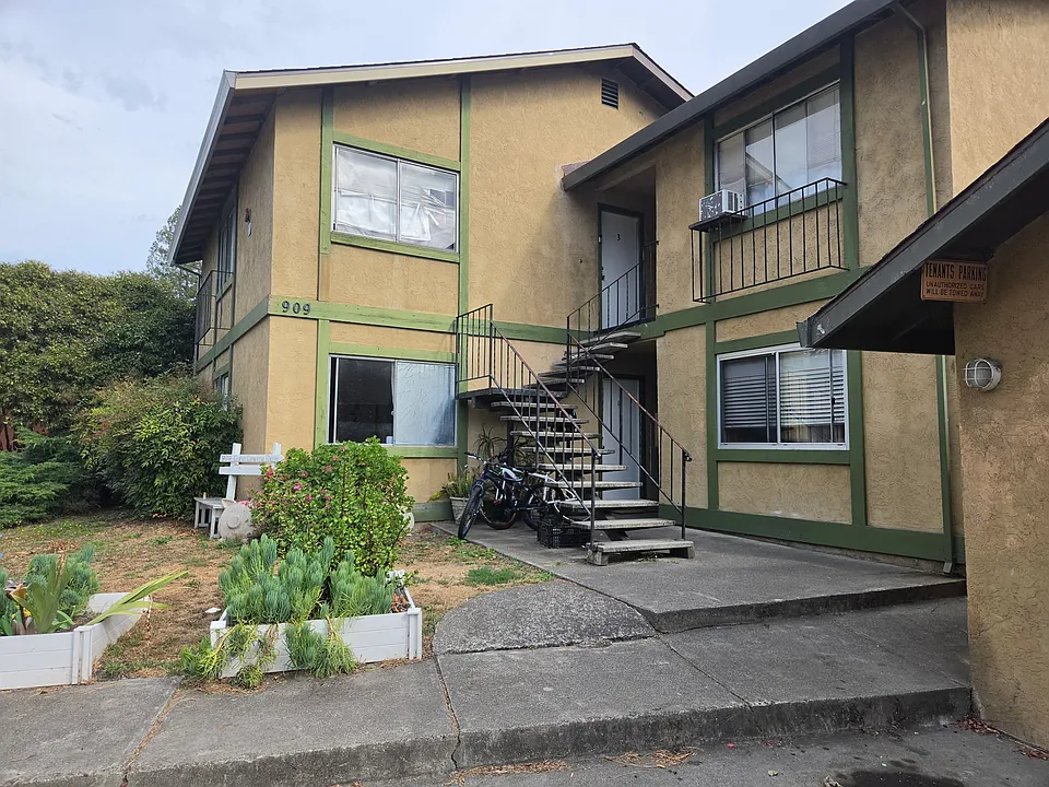 909 Civic Center Dr #3