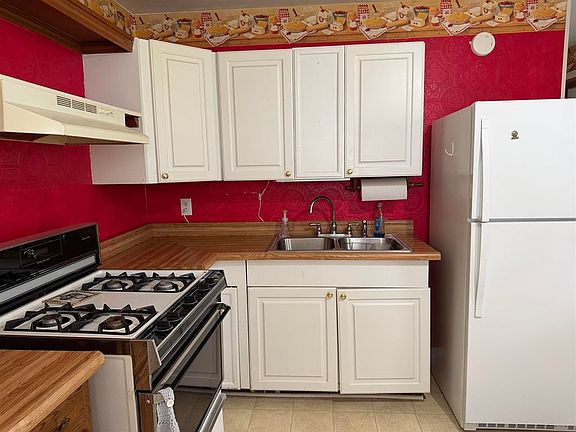 3rd image of 945 Pell St