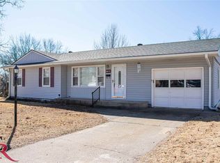 1505 Sunset Dr, Wamego, KS 66547