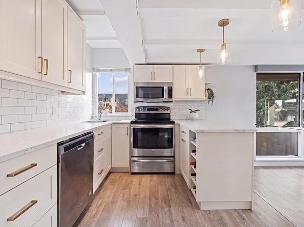 341 Mahon Ave #201, North Vancouver, BC V7M 3E1