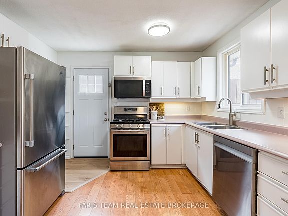 4th image of 396 Mary St