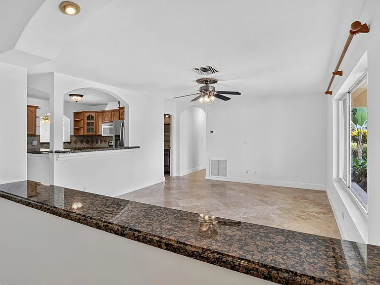 2250 NE 4th Ct — Photo 5