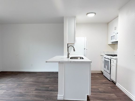 5th image of 3781 Marlborough Ave
