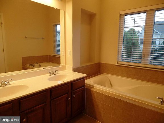 5th image of 4631 Carisbrooke Ln