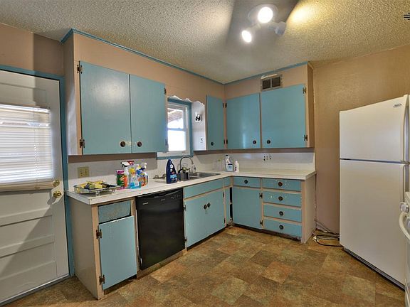 4th image of 233 E Plaza Dr