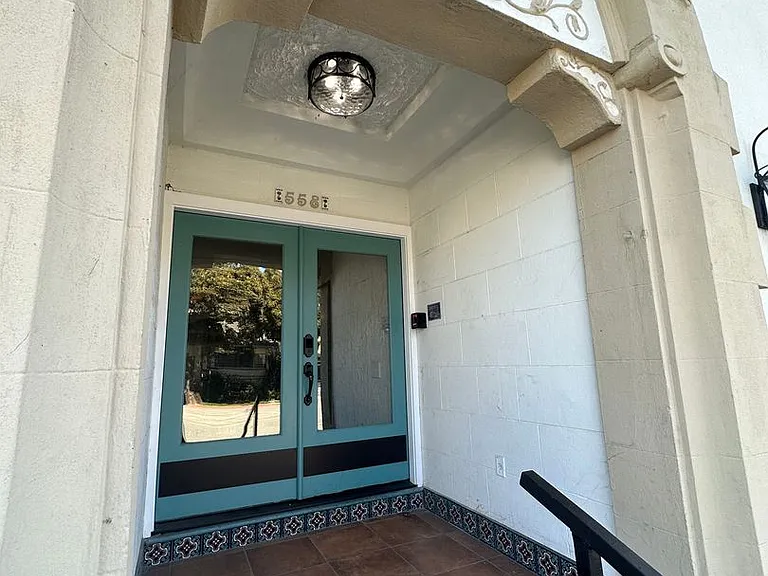 558 E Thompson Blvd — Photo 2