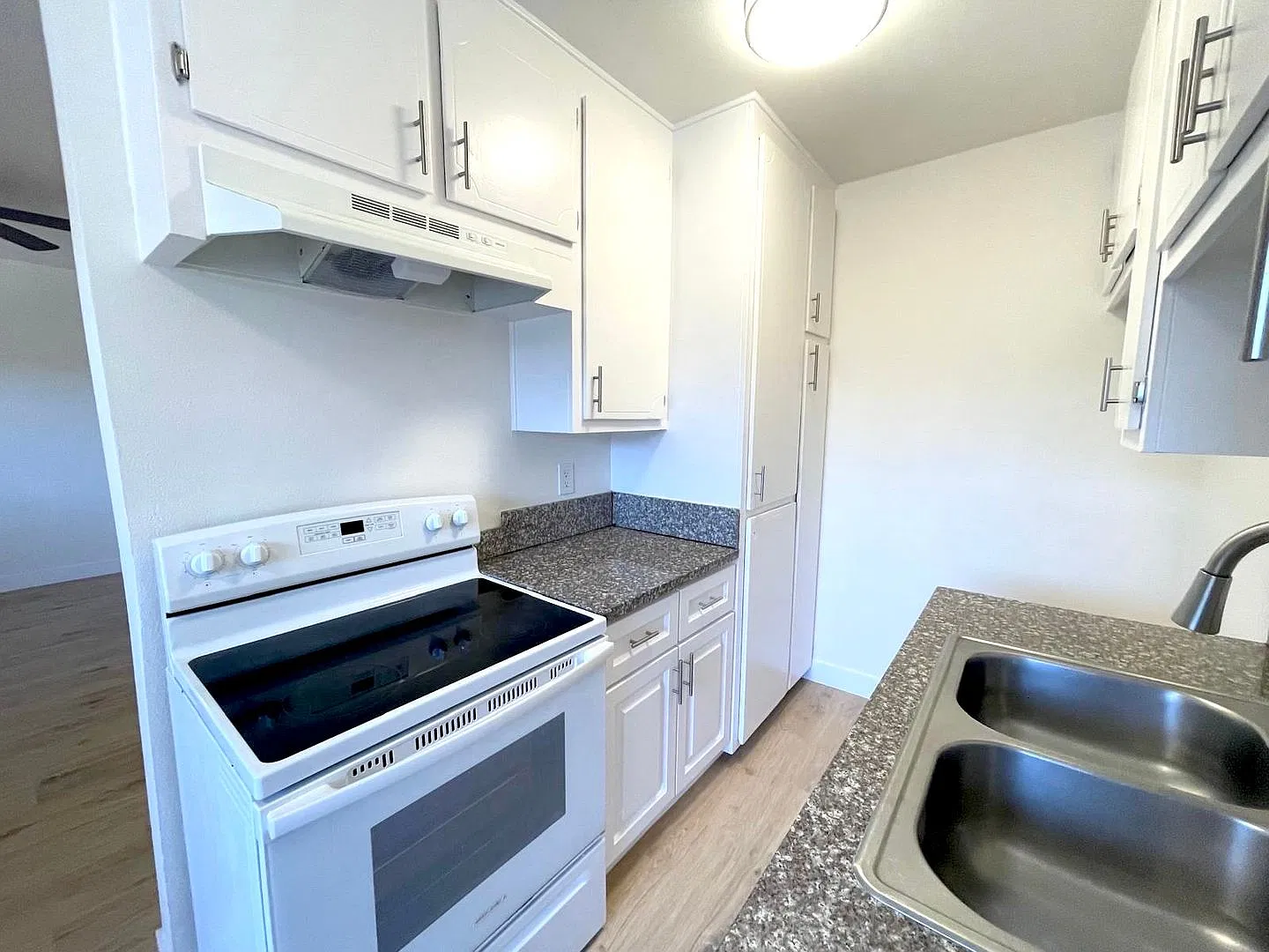 20414 Cohasset St — Photo 4