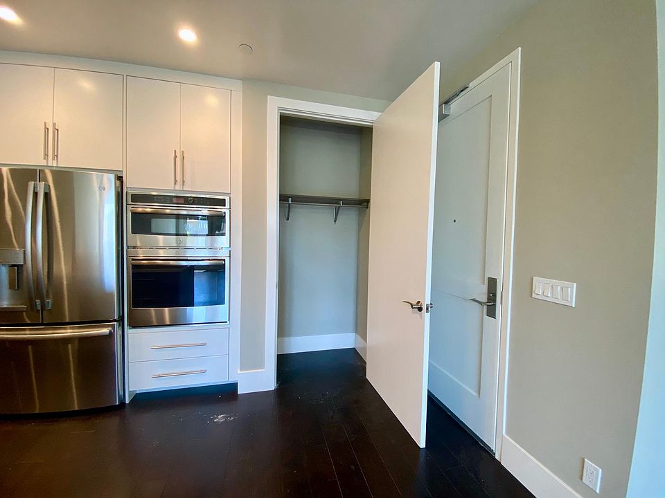 Unit Entry with Coat Closet