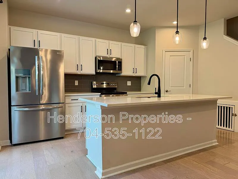 2 bed, 2.5 bath, 1594 sqft, $1,950 — Photo 2