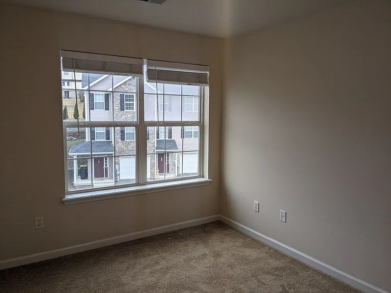 225 Crown Ct — Photo 42