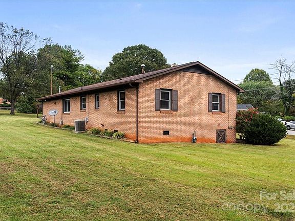 3rd image of 312 Hazelwood Cir