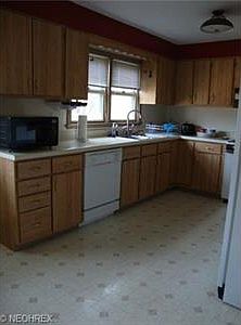 4th image of 395 Lakewood Ave