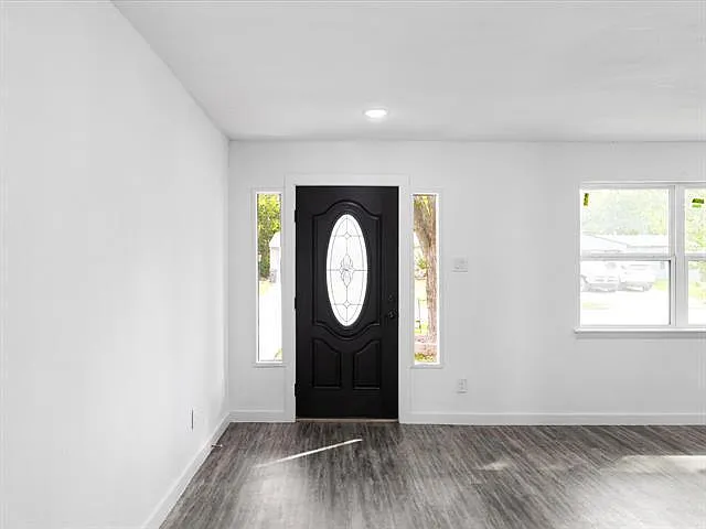 3 bed, 1.5 bath, 1898 sqft, $2,250 — Photo 2