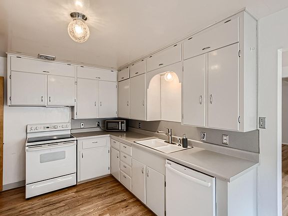Wonderful kitchen with extra storage space