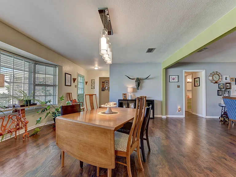 210 Live Oak Dr — Photo 4