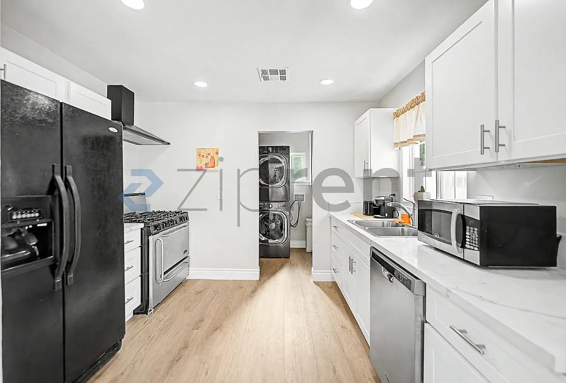 4 bed, 1421 sqft, $5,295 — Photo 2