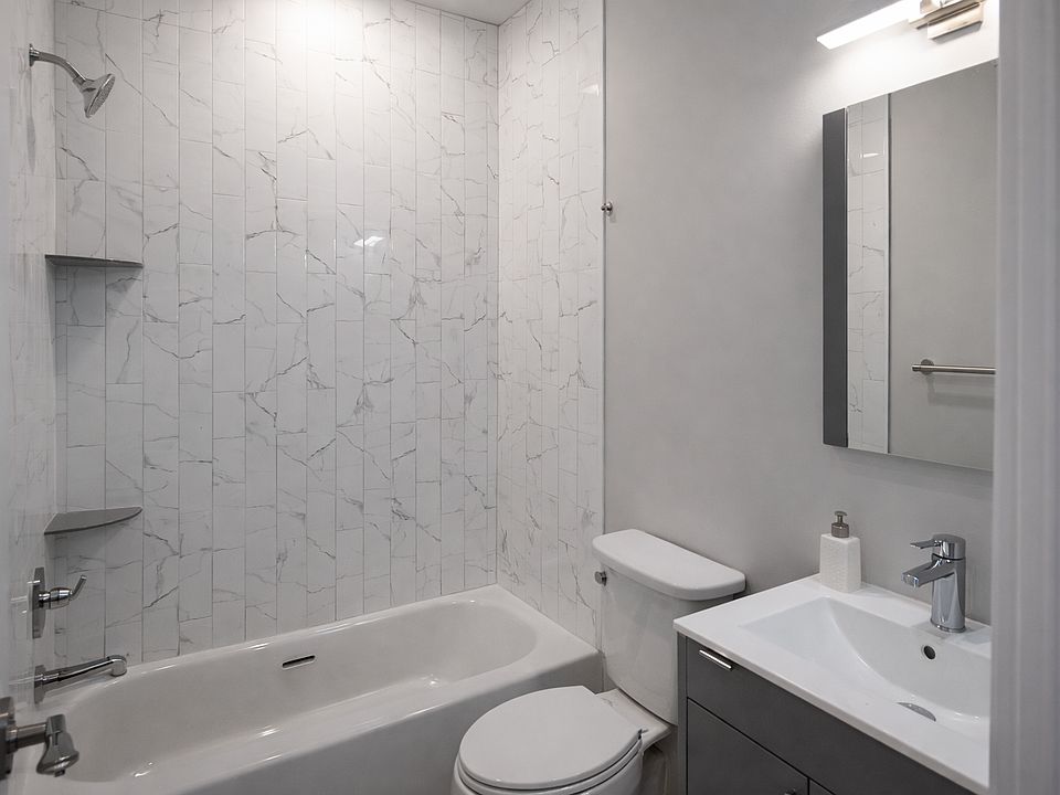 Bathroom 1 - adjacent to bedroom 1