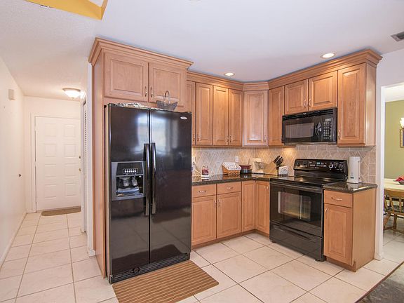 4th image of 746 NW 41st Way