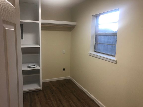 3rd image of 518 Holiday Dr