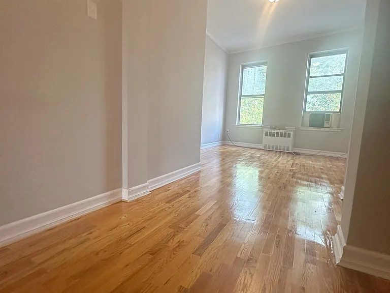 501 Graham Ave #2L — Photo 4