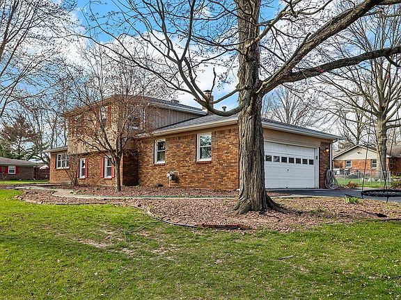 3rd image of 1578 Crestwood Ln S