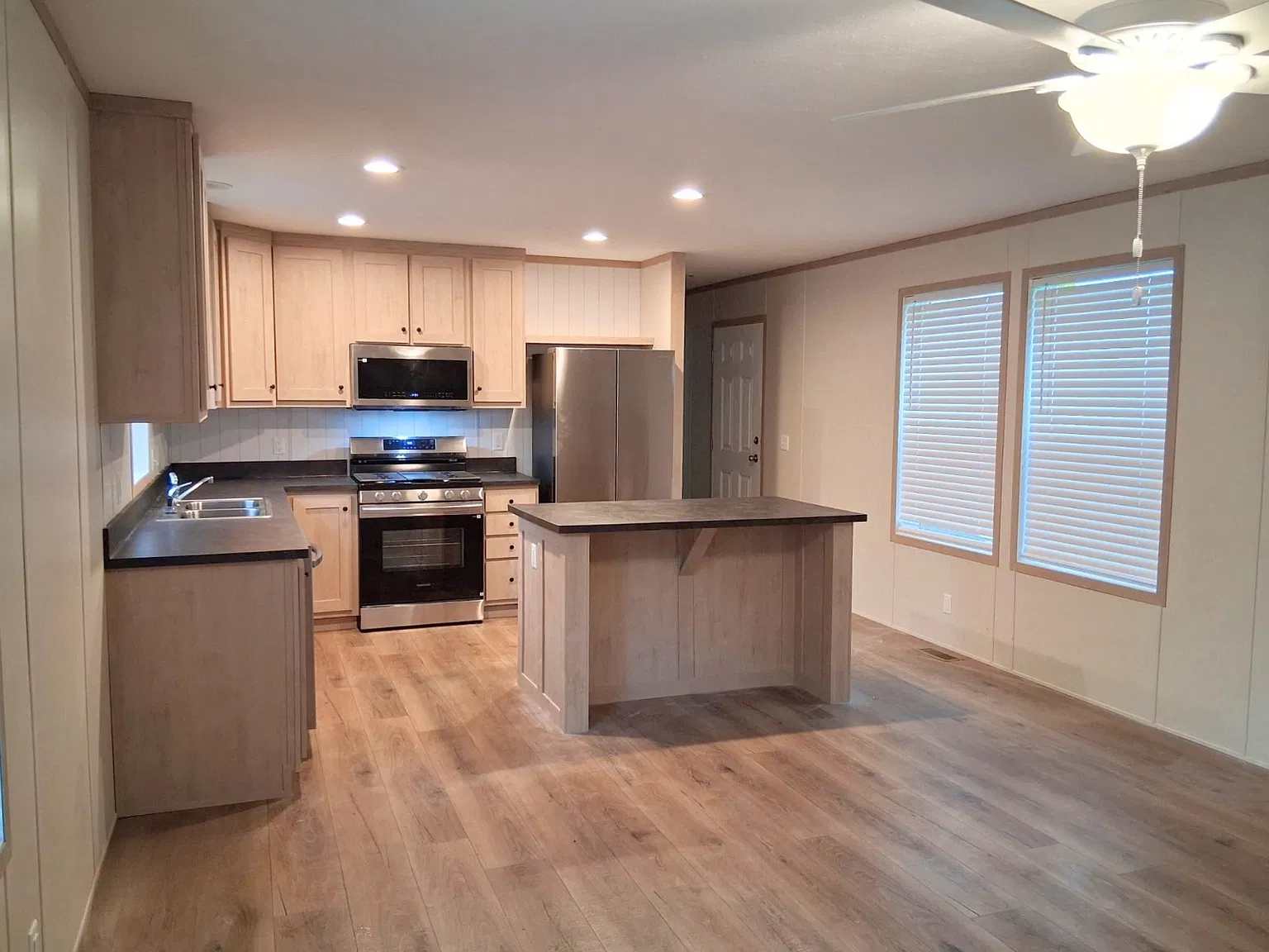 3 bed, 2.0 bath, 1216 sqft, $1,350 — Photo 2