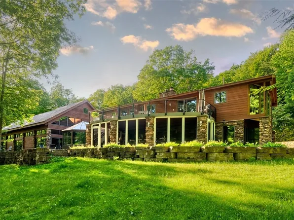 418 W Shore Trl, Stoystown, PA 15563