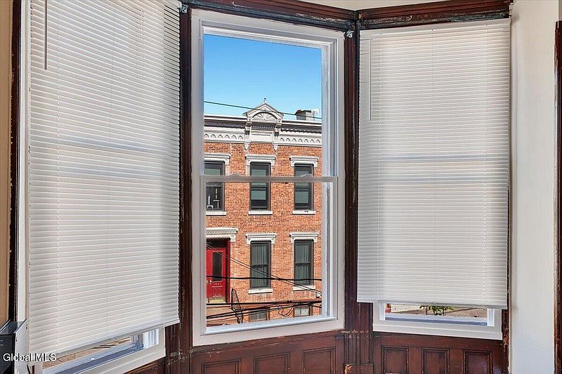 4th image of 1040 5th Avenue