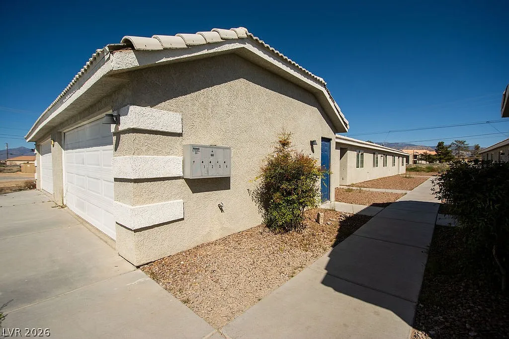 3 bed, 2.0 bath, 2496 sqft, $1,750 — Photo 2