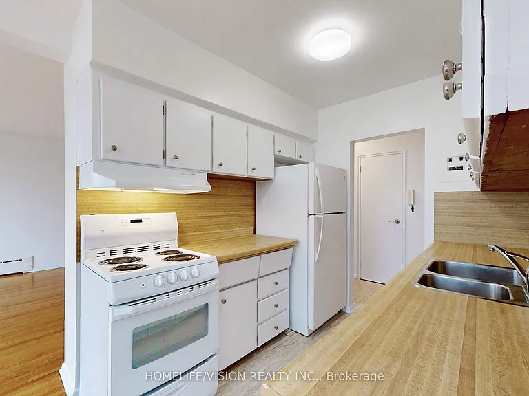 9901 Yonge St #4 — Photo 17