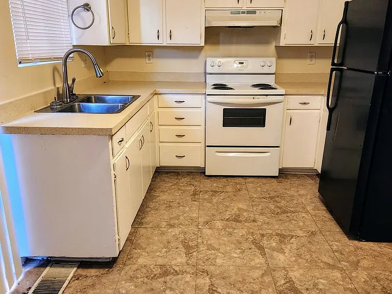 536 Madeira Dr SE — Photo 32