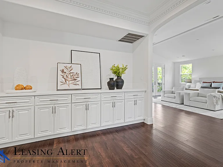 5011 Hayvenhurst Ave #5011 — Photo 30