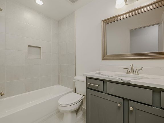 5th image of 102 Fox Chase Dr